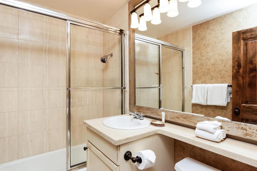 Fasching Haus Unit 310, Deluxe Condo W/ Stately Furnishings, Private Deck, A/C Aspen Exterior photo