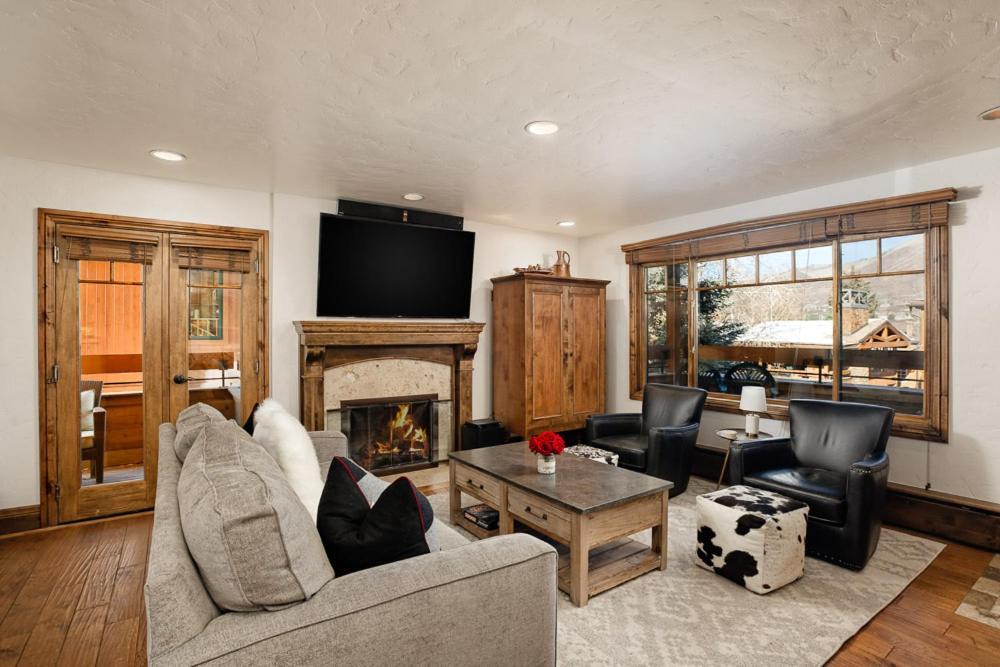 Fasching Haus Unit 310, Deluxe Condo W/ Stately Furnishings, Private Deck, A/C Aspen Exterior photo
